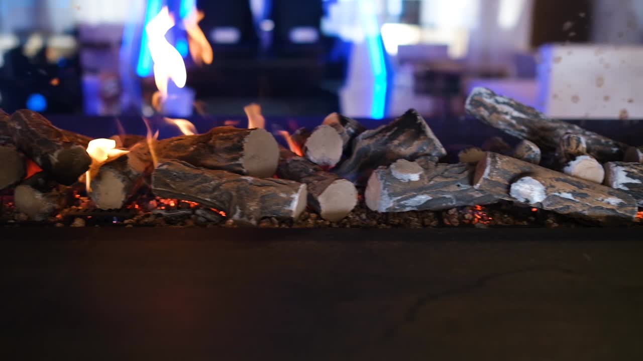현대적인 벽난로에서 불꽃의 카메라 트럭 오른쪽, 밤에 실내, 느린 동작으로 가까이