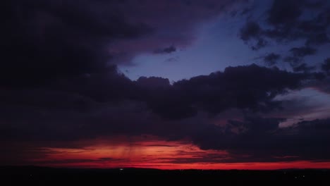 Cielo-Del-Atardecer-Con-Nubes-De-Tormenta-Acercándose-2