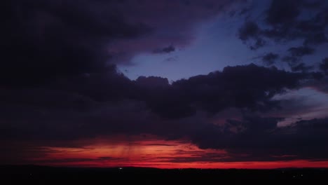 cielo del atardecer con nubes de tormenta acercándose-2