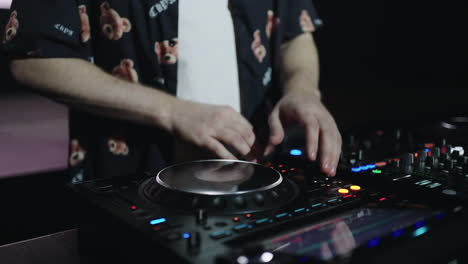 dj mezclando música en los tocadiscos