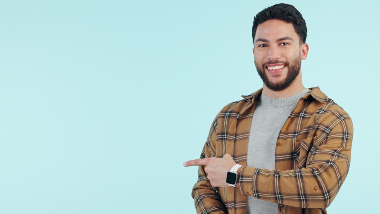 hombre, maqueta y señalando en el estudio