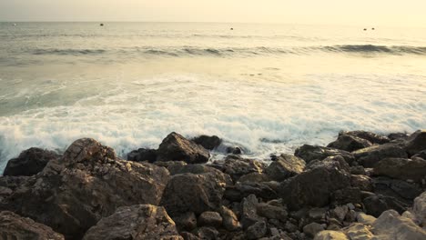 Olas-Del-Mar-Golpeando-Las-Rocas