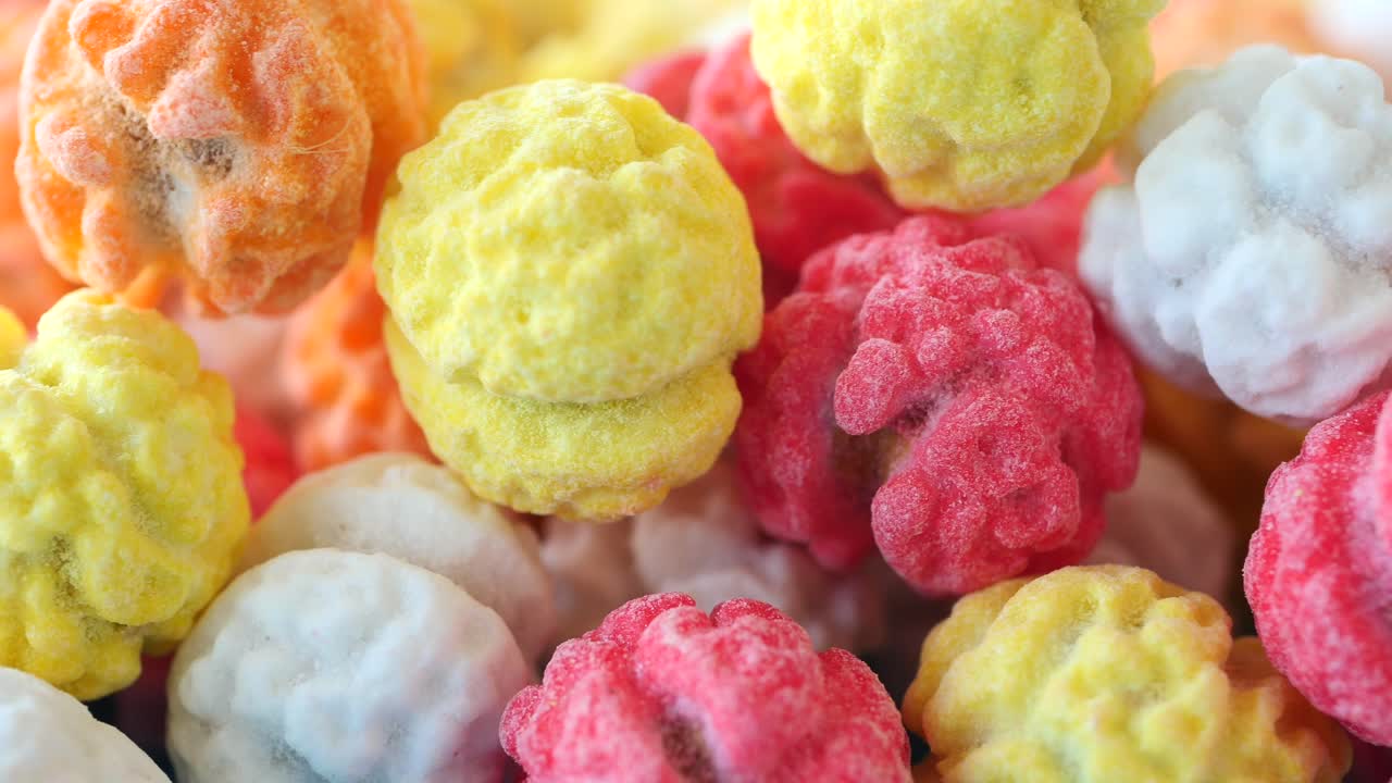 다채로운 코팅 된 견과류