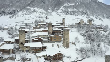 case circondate da neve bianca fredda a mestia, svaneti, georgia durante la stagione invernale - ripresa aerea