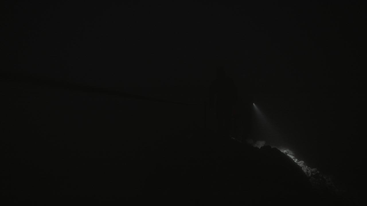 트리글라브 산 정상으로 가는 길을 볼 수 있도록 머리에 횃불을 들고 피치백 조건에서 하이킹을 시작하는 등산객