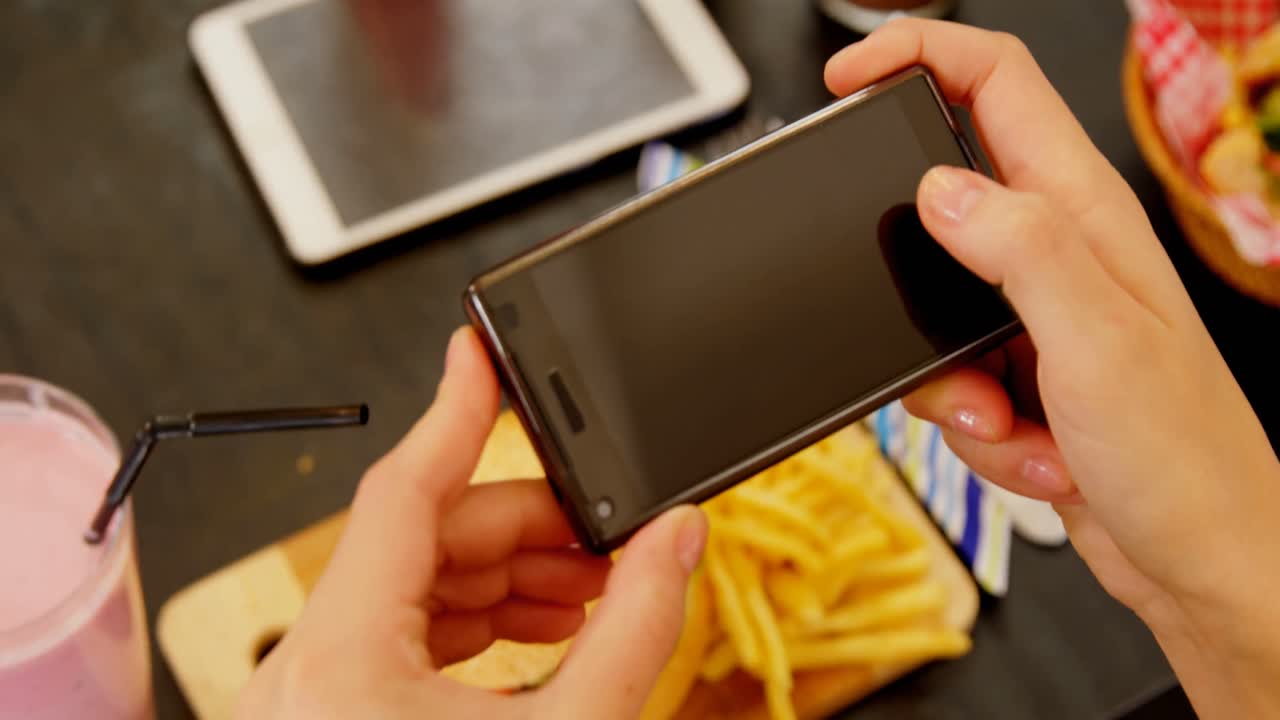 휴대 전화 4k로 사진을 찍는 여자