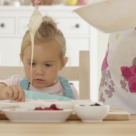 verter la masa para muffins en soportes