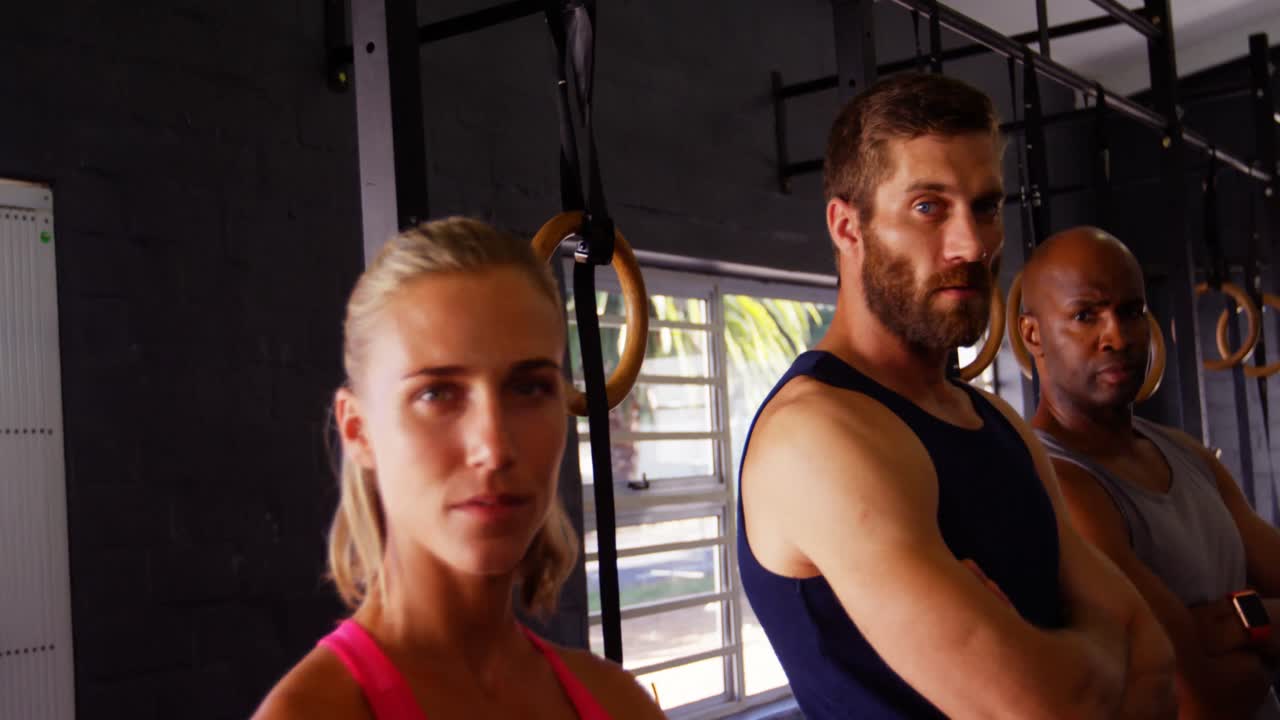 팔을  ⁇ 고 서 있는 친구 들 의 그룹