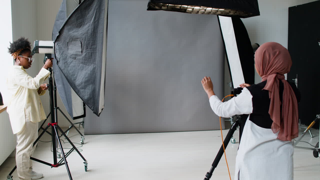 fotógrafos preparando la pantalla