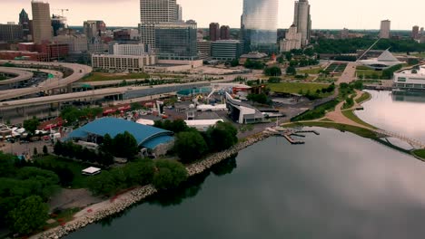 eine küstenluftaufnahme der stadt milwaukee mit blick auf eine kleine halbinsel vor dem lake michigan