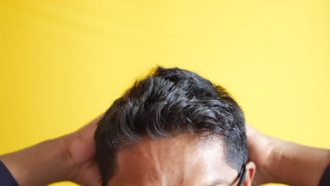 hombres rascándose la cabeza contra un fondo amarillo