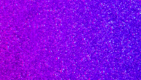 las burbujas moradas de caramelo dulce almibarado se elevan a través de un medio de gel creando un millón de esferas de aspecto sabroso.