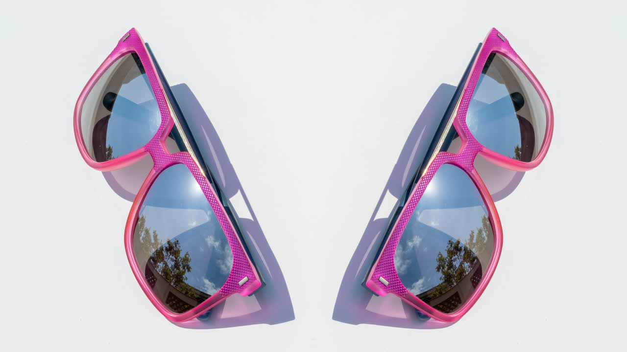 зеркальные солнцезащитные очки, отражающие облака