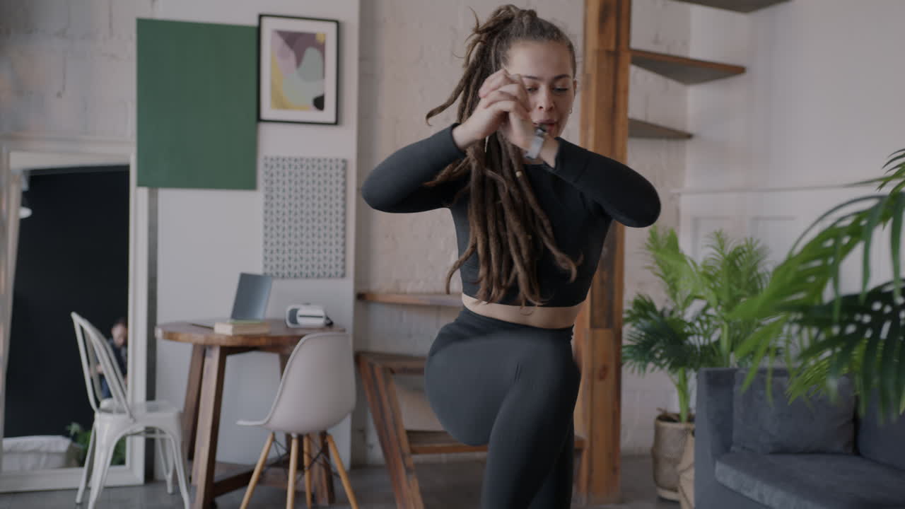 mujer bailando en un apartamento moderno