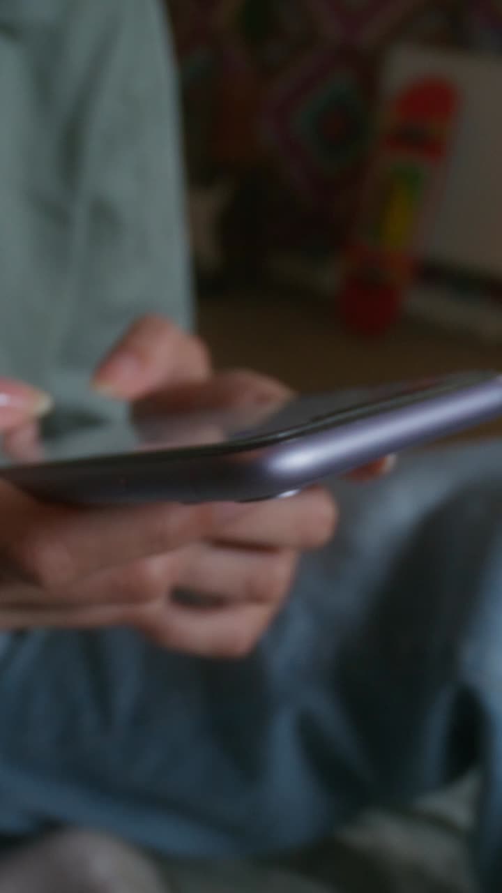 persona que utiliza un teléfono inteligente