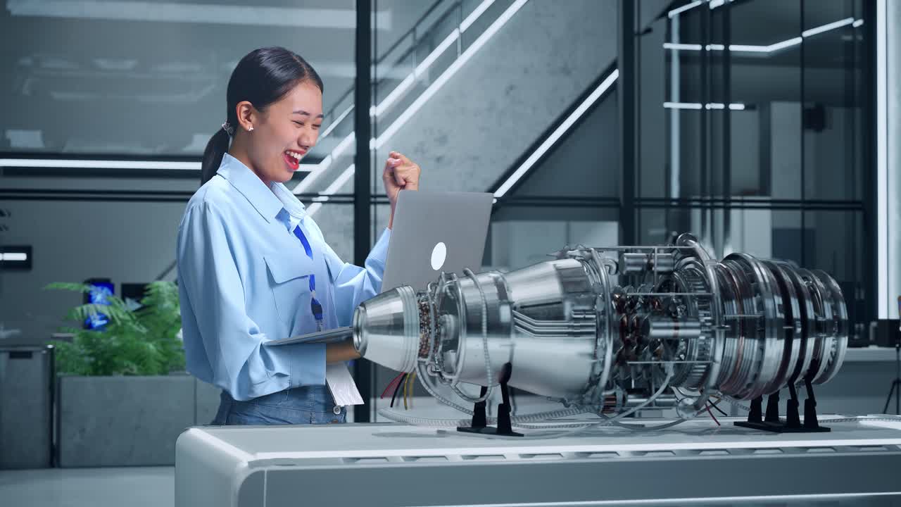 엔지니어가 성공적인 제트 엔진 디자인을 축하합니다.