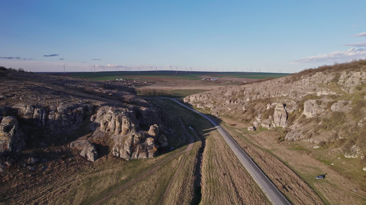 vista aérea panorámica de las gargantas de dobrogea con carreteras sinuosas y paisajes escarpados bajo un cielo azul claro