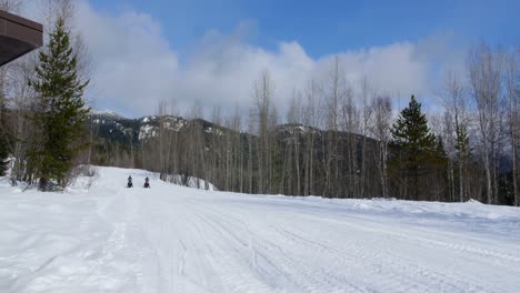 Touristen-Fahren-Schneemobile-Im-Schnee-4k