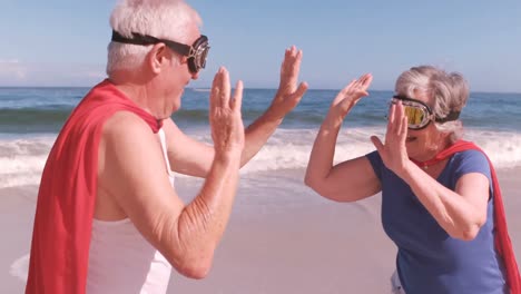 Pareja-De-Ancianos-Chocando-Esos-Cinco-Vestidos-Como-Superhéroes