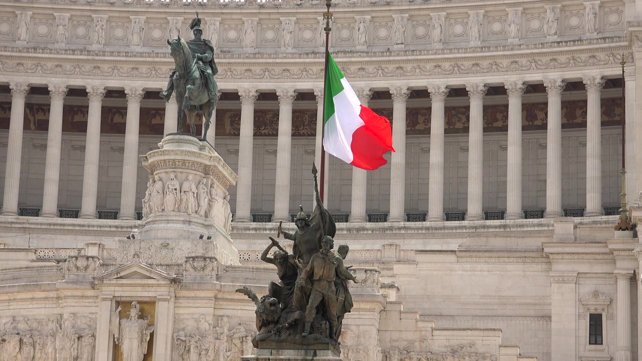 Bandiera italiana che sventola davanti all'Altare della Patria a Roma