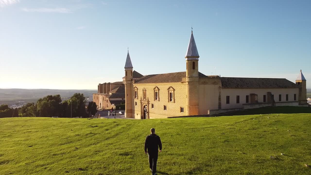 푸른 초원을 걷는 사람