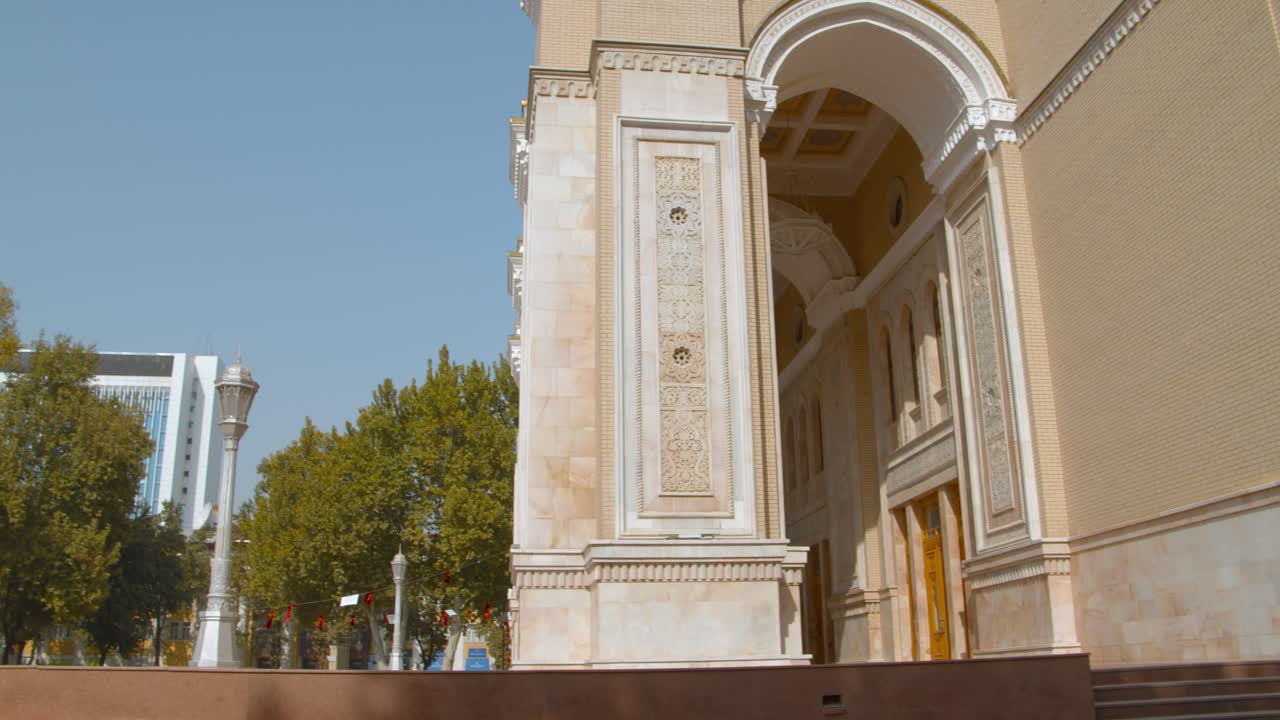 el teatro bolshoi académico estatal del teatro navoi es el teatro de ópera nacional en tashkent, uzbekistán