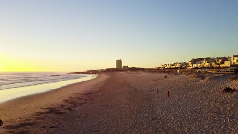 Luftaufnahme-Des-Strandes-Von-Kapstadt-Bei-Sonnenuntergang