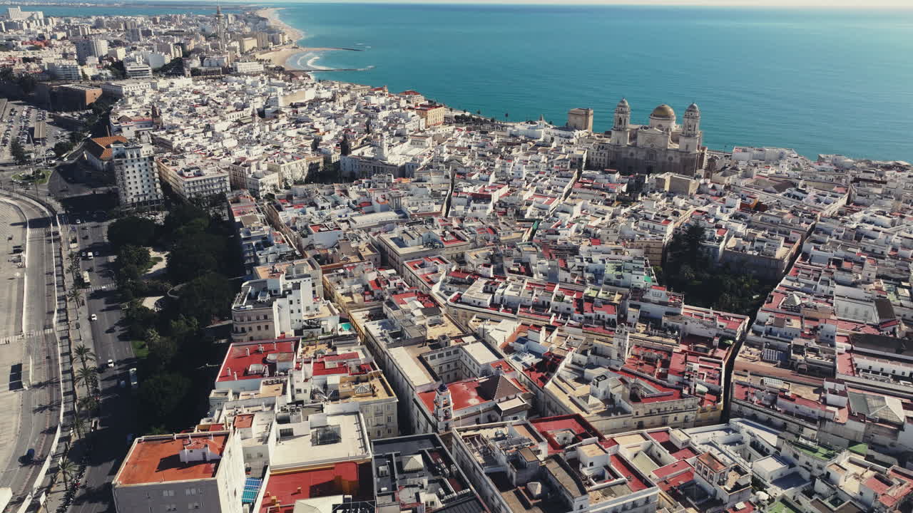 Luftfoto med drone af Cádiz' gamle bydel og Cádiz Katedral med udsigt over Atlanterhavet, Andalusien, Spanien. Dronen stiger op og hæves med nedadgående tilt over den gamle havneby.