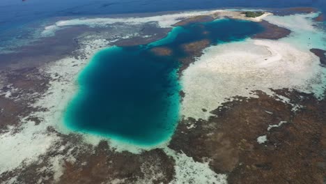 vista aérea del arrecife de coral en taka makassar, el parque nacional de komodo, indonesia
