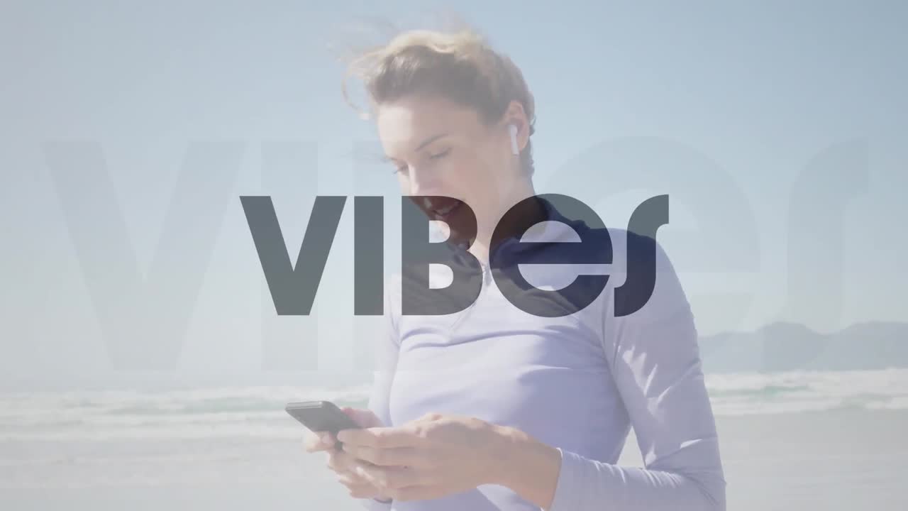 animación de vibraciones texto sobre mujer usando teléfono inteligente haciendo ejercicio en la playa