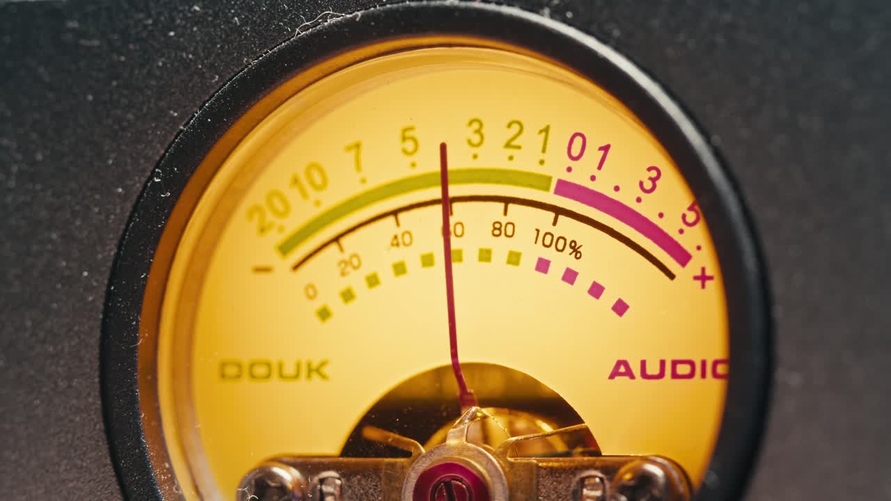 하이파이 증폭기: 고전적인 사운드 패널에서 오디오 신호 수준을 모니터링하는 오디오 콘솔, 화살표와 함께 클로즈업 아날로그 신호 지표