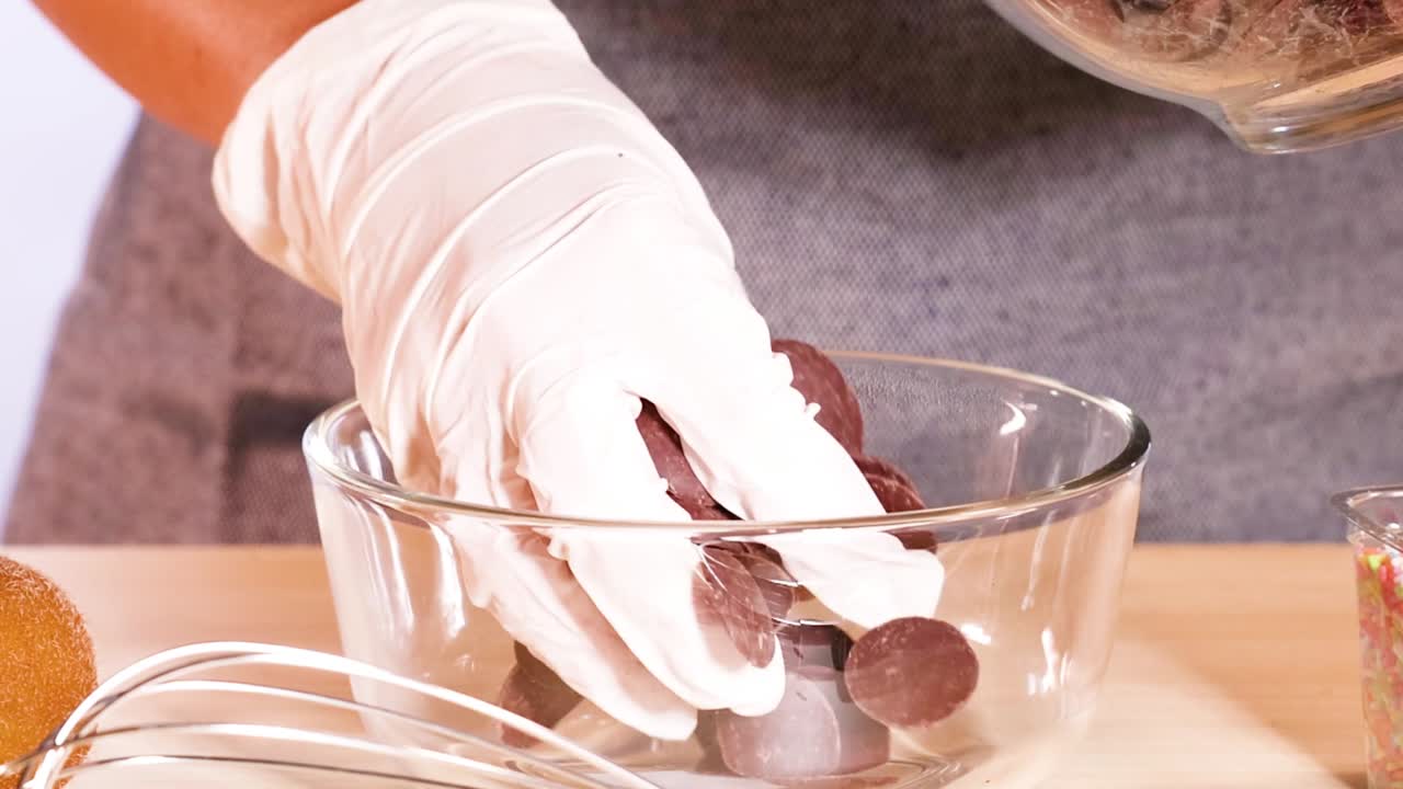 다채로운 스프링클을 가진 초콜릿 디스크를 준비하는 것