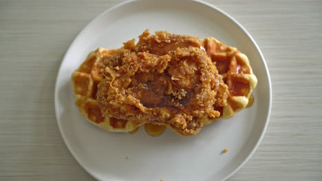 Hausgemachte-Frittierte-Hähnchenwaffeln-Mit-Honig-Oder-Ahornsirup