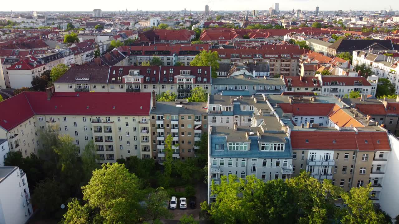 베를린 옥상에서 태양을 즐기는 두 사람