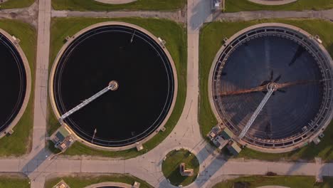 Schlammkratzer-An-Runden-Tanks-In-Der-Kläranlage-Detroit-In-Michigan,-USA