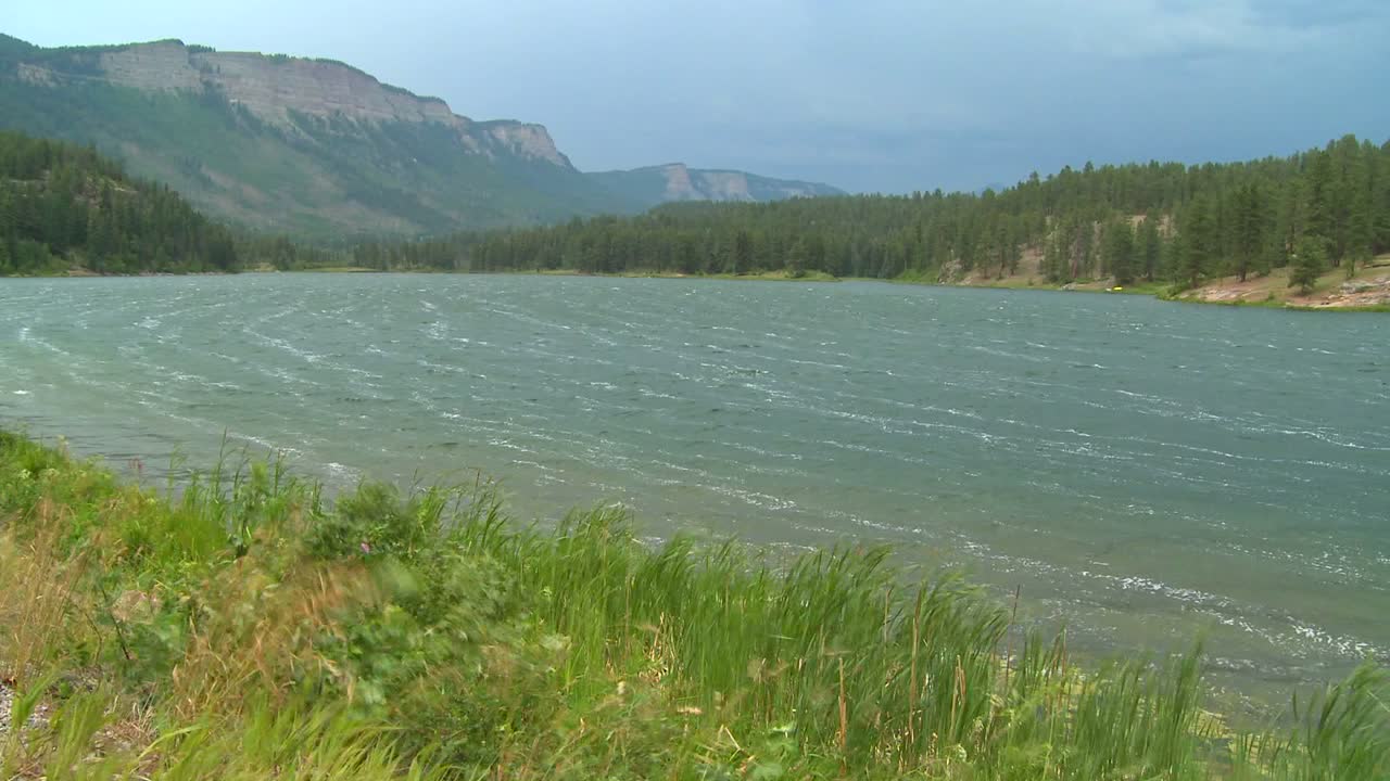 록키 산맥의 산악 호수에서 바람