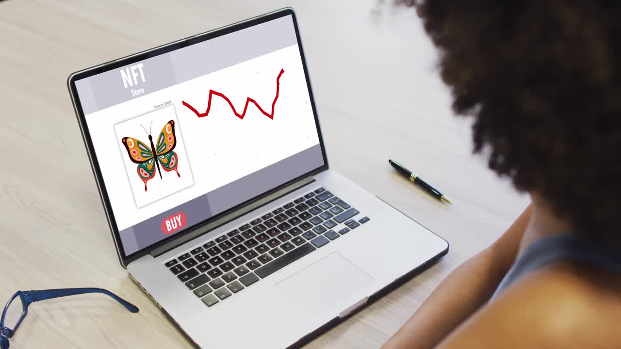 video de una mujer afroamericana trabajando en una computadora portátil con nft en la pantalla