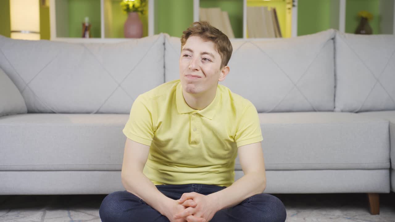 집에 있는 젊은이가 부정적이고 불안한 상태로 생각하고 있습니다.