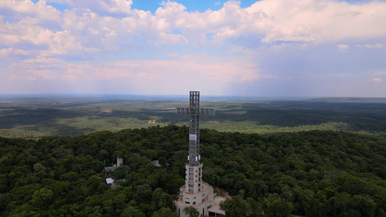 disparo de dron volando lejos de la cruz de santa ana en misiones, argentina