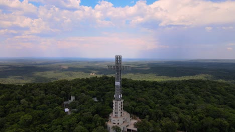 disparo de dron volando lejos de la cruz de santa ana en misiones, argentina