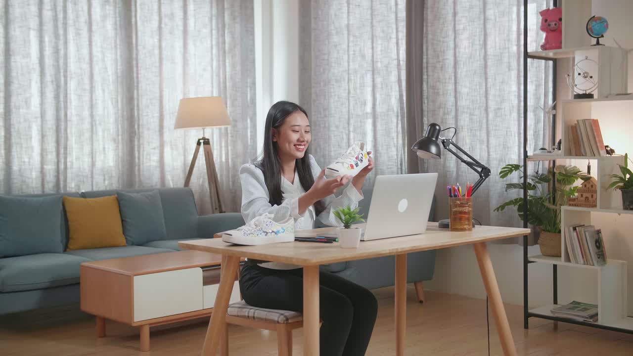 온라인에서 페인트 칠한 신발을 선보이는 젊은 여성