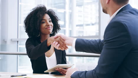 imágenes de 4k de dos hombres de negocios que se dan la mano