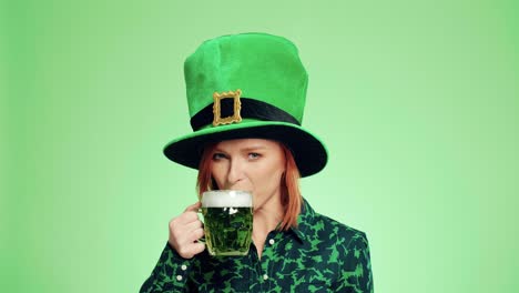 vrouw met leprechaun's hoed drinkt bier