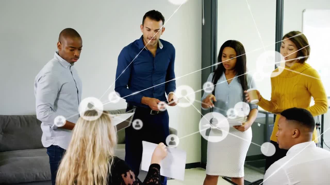 Animatie van netwerk van profielpictogrammen over diverse collega's die samen overleggen op kantoor.