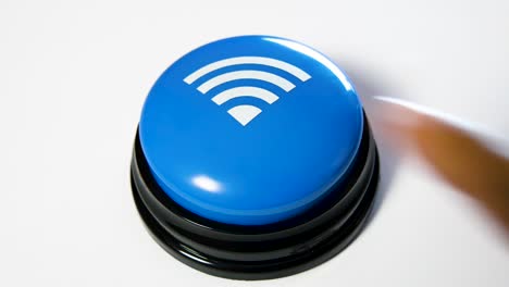 mujer activando el wi-fi presionando un botón azul brillante. concepto de conexión de red inalámbrica rápida. uso de internet gratuito en la zona wi-fi. botón con un icono de señal de onda. interfaz de punto de acceso, red segura