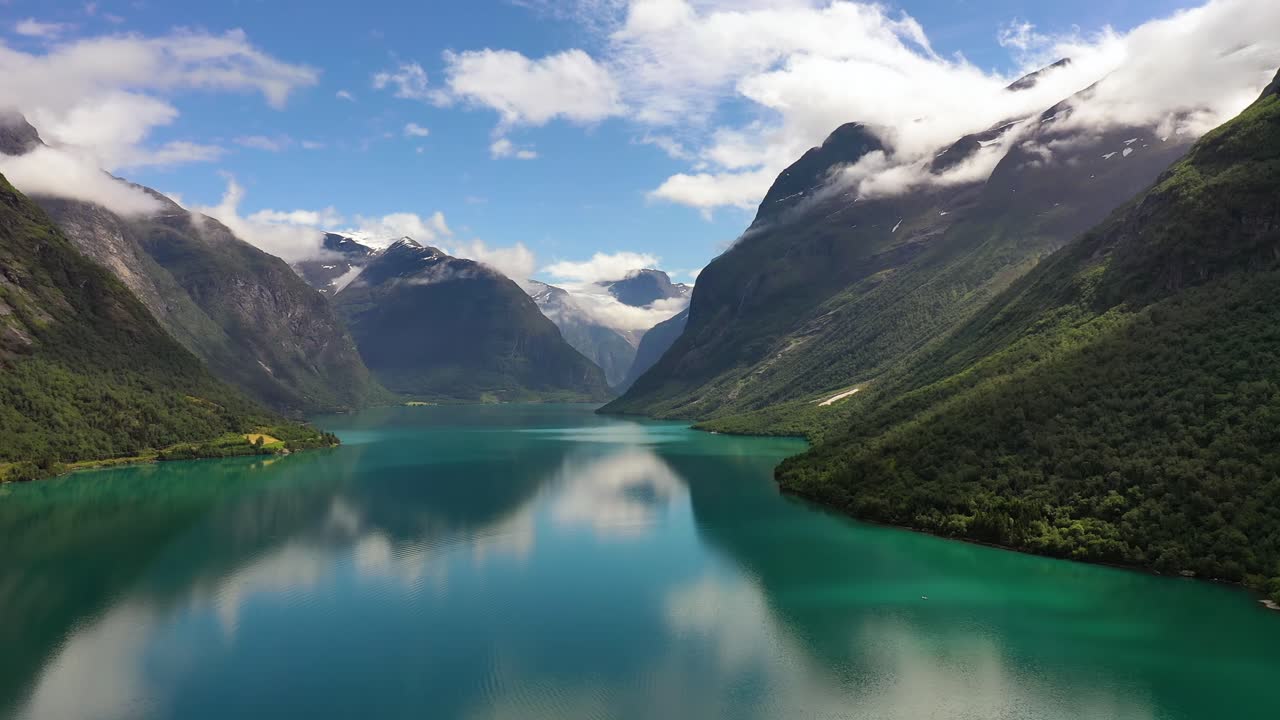 la hermosa naturaleza de noruega paisaje natural lago lovatnet.