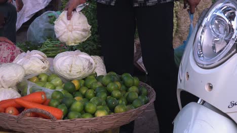 cerca de la persona que elige un repollo para comprar