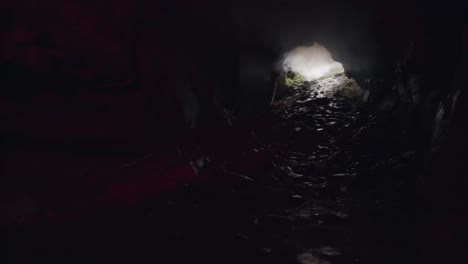 interior oscuro de la cueva