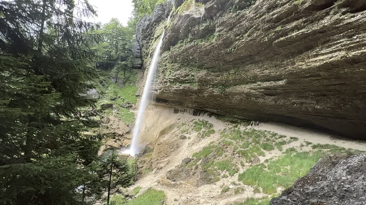 cámara lenta de la cascada de pericnik en el parque nacional de triglav en eslovenia