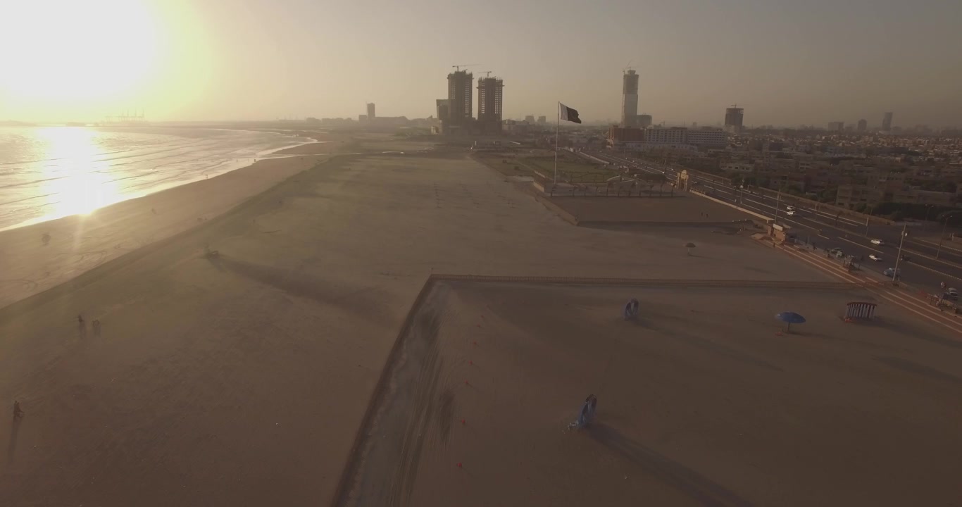 Clifton Beach Karachi, Pakistan, Ripresa drone serale sulla spiaggia in allontanamento